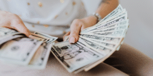 88-300x150 Compra de dólar: quando é o melhor momento para adquirir a moeda antes de viajar?